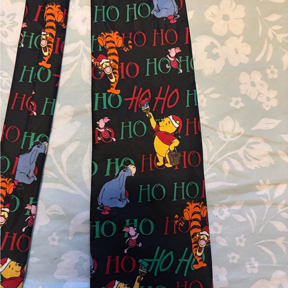 Disney men’s Winnie the Pooh holiday Christmas tie - Picture 3 of 3